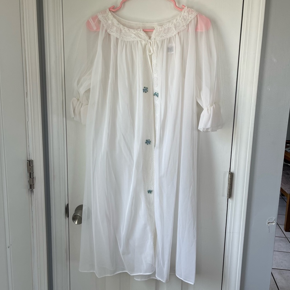 Vtg 60's 70’s Union Made  White robe size L - Picture 2 of 9
